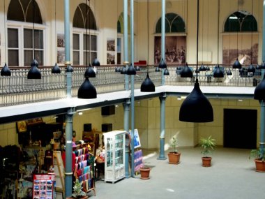 eski kervansaray Gürcistan'da modern bir dükkana dönüştürülmüştür