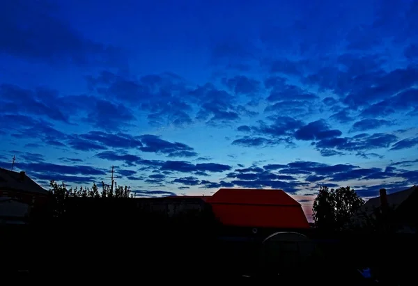 Sabahın erken saatlerinde bulutlar ile koyu mavi gökyüzü — Stok fotoğraf