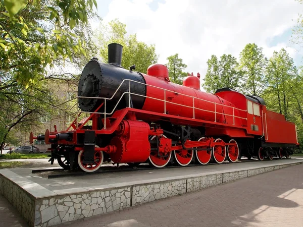 Vermelho velho locomotiva, vista geral — Fotografia de Stock