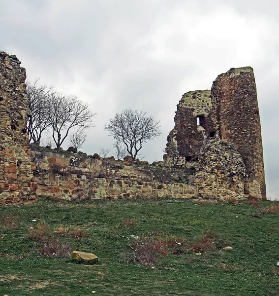 Ruines de portes, tours, murs du monastère de Mtskheta en Géorgie — Photo