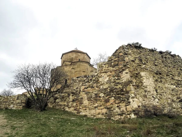 Ruines de portes, tours, murs du monastère de Mtskheta en Géorgie — Photo