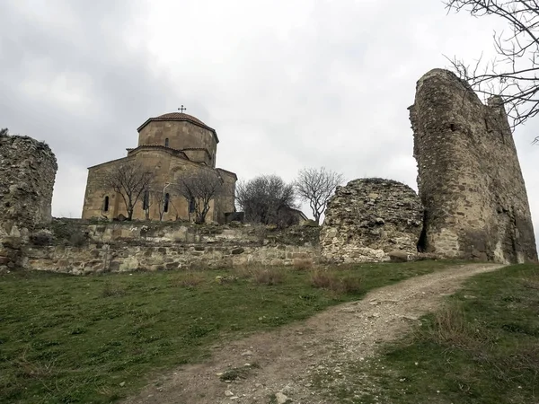 Ruines de portes, tours, murs du monastère de Mtskheta en Géorgie — Photo