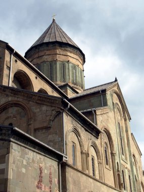 İlkbaharda Gürcistan'da Svetitskhoveli tapınağı