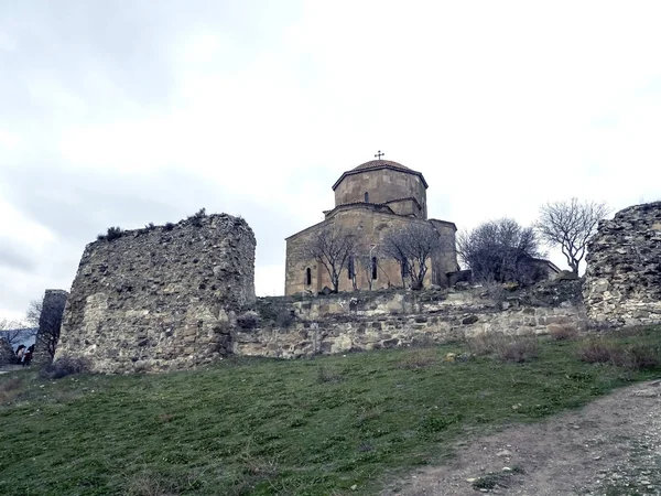 Ruínas de portões, torres, paredes do mosteiro de Mtskheta na Geórgia — Fotografia de Stock