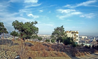 Tiflis manzara banliyösünde güneş tarafından aydınlatılmış