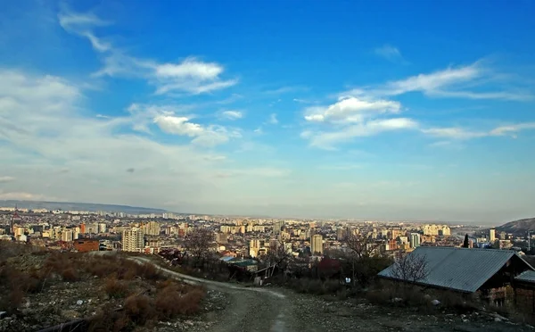 Paysage banlieue de Tbilissi illuminé par le soleil — Photo