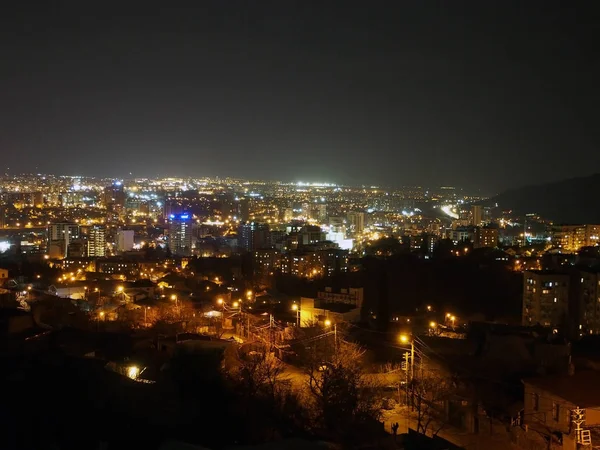 高い点からトビリシの夜の郊外の風景 — ストック写真