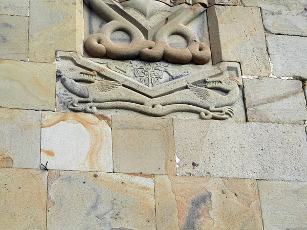 Ornamento de piedra en la fachada de la Iglesia de la asunción de la virgen bendita en Ananuri —  Fotos de Stock