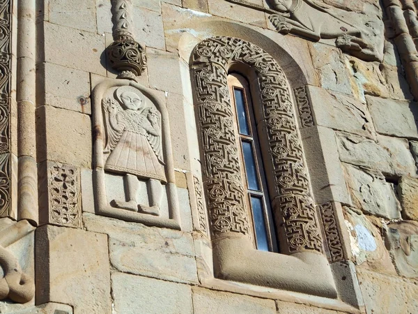 Πέτρινο στολίδι στην πρόσοψη του ναού της υπόθεσης της ευλογημένης παρθένου στο Ananuri — Φωτογραφία Αρχείου