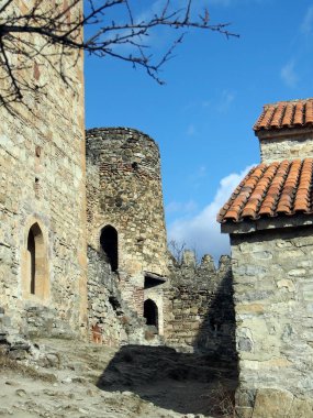 Ananuri kutsanmış bakire varsayımı Kilisesi avluiçinde