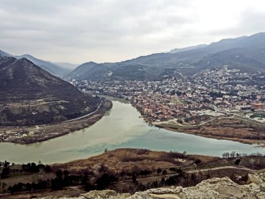 Gürcistan'da Mtkvari ve Aragvi nehirlerinin kesiştiği, üst görünümü