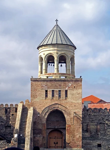 Klokkentoren bij de ingang van de binnenplaats van de Svetitskhoveli-kerk — Stockfoto