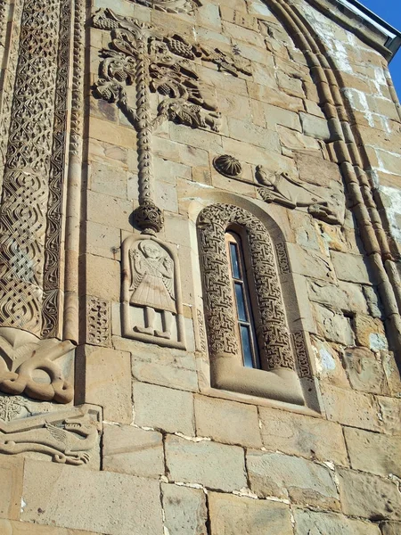 Ornamento de piedra en la fachada de la Iglesia de la asunción de la virgen bendita en Ananuri —  Fotos de Stock