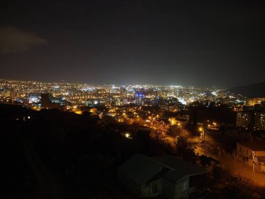 yüksek bir noktadan Tiflis gece banliyö manzara