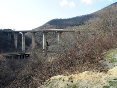 Gürcistan'da bir dağ nehri üzerinde yüksek taş köprü