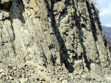 Gürcü askeri yolunun yamaçlarında katmanlı kayalar