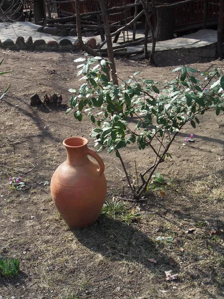 Old jug on the ground in the yard of a roadside restaurant — Stock Photo, Image