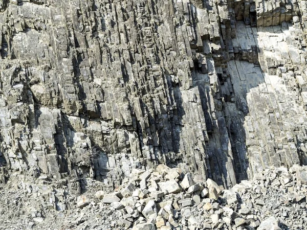 Layered rocks on the slopes of the Georgian military road — Stock Photo, Image