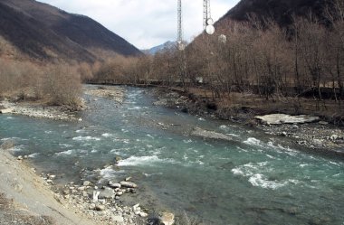 Aragvi dağ nehri Gürcistan 'da bir vadide akar