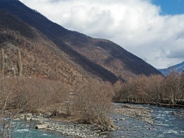 Aragvi dağ nehri Gürcistan 'da bir vadide akar