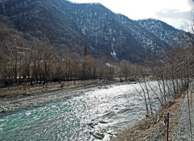 Aragvi dağ nehri Gürcistan 'da bir vadide akar