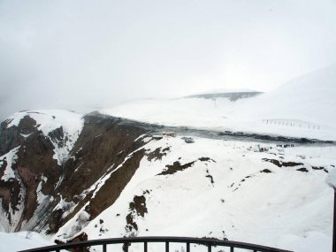 ağır kar yağışı sırasında baharda Gürcü askeri yolu boyunca turistler için gözlem güverte
