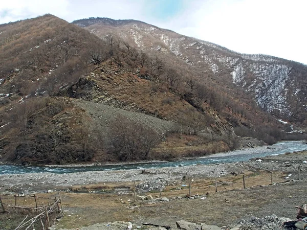 Paesaggio lungo la strada militare georgiana in Georgia — Foto Stock