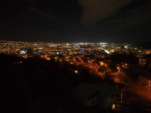 Paisaje suburbano nocturno de Tiflis desde un punto alto — Foto de Stock