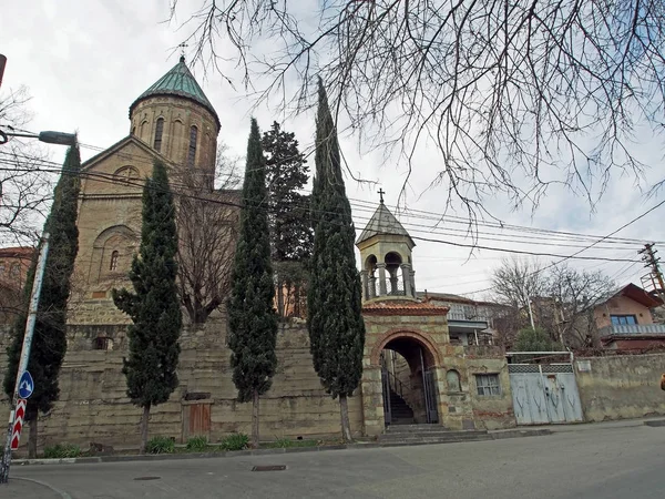 En av de många kyrkorna i Tbilisi — Stockfoto