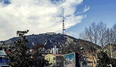 Dağda Tiflis 'te TV anteni