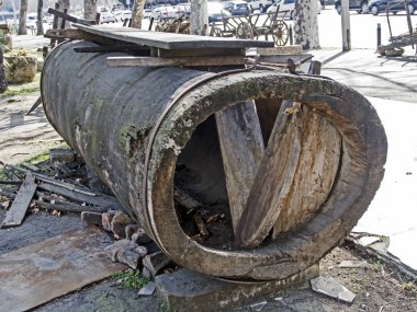 şarap yapımı için bir bütün ağaç gövde yapılmış ahşap kaplar