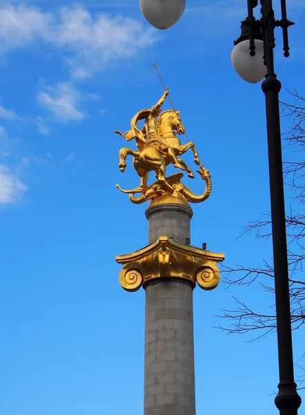 Złota statua św Jerzego na kolumnie w Tbilisi — Zdjęcie stockowe