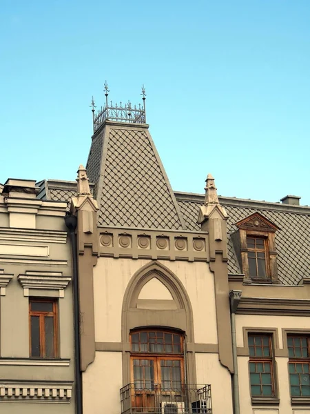 Mooie dak decoratie van een van de huizen — Stockfoto
