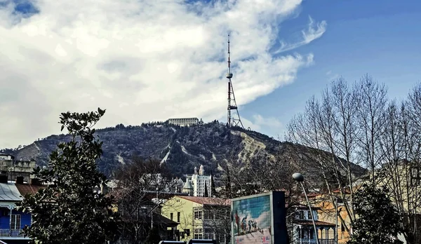 山のトビリシのテレビアンテナ — ストック写真