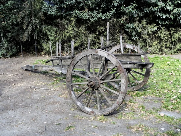 Carrinho de madeira para o transporte de vinho na Geórgia — Fotografia de Stock