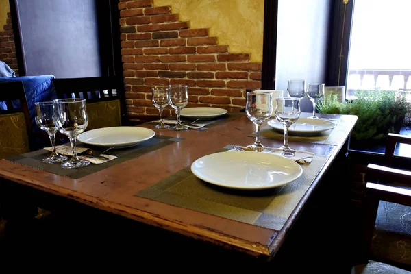 Obsługa pustej tabeli w małej restauracji — Zdjęcie stockowe