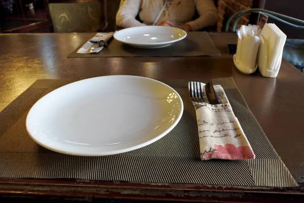 Einen leeren Tisch in einem kleinen Restaurant servieren — Stockfoto