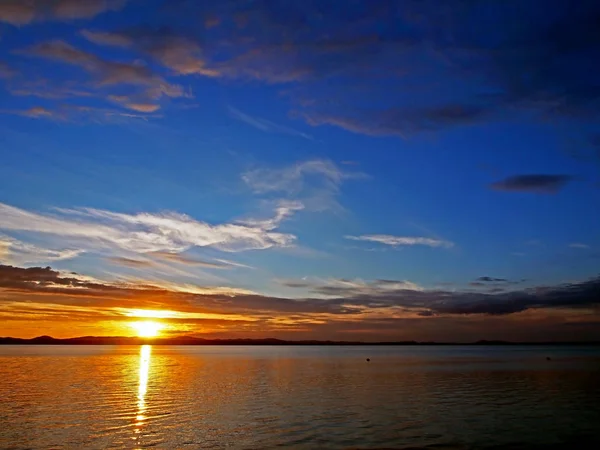 Darkening sunset sky over the lake with colorful clouds, Golden hour — Stock Photo, Image