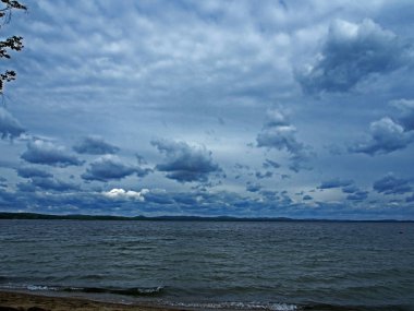 bulutlu bir akşam göl üzerinde ağır gri bulutlar