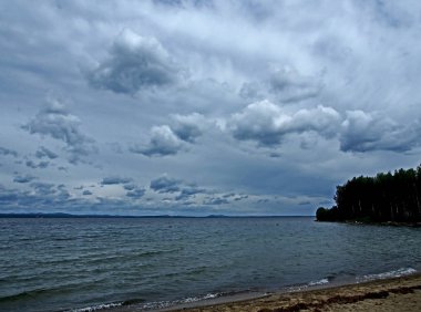 bulutlu bir akşam göl üzerinde ağır gri bulutlar