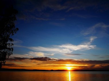 renkli bulutlar ile göl üzerinde kararan günbatımı gökyüzü, Altın saat