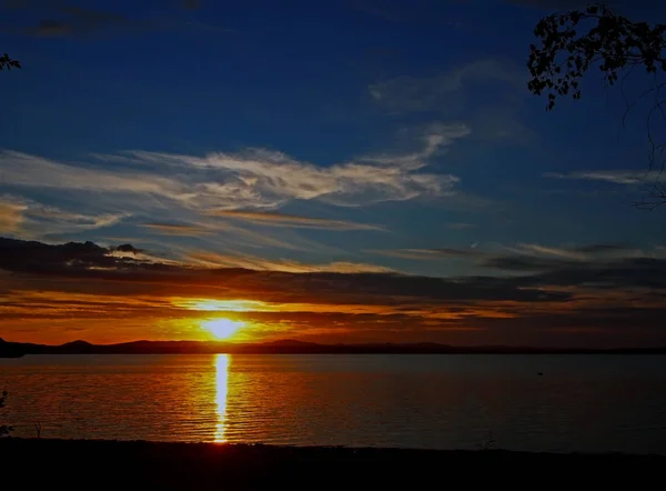 Darkening sunset sky over the lake with colorful clouds, Golden hour — Stock Photo, Image