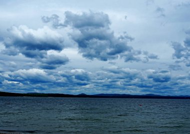 bulutlu bir akşam göl üzerinde ağır gri bulutlar
