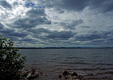 bulutlu bir akşam göl üzerinde ağır gri bulutlar