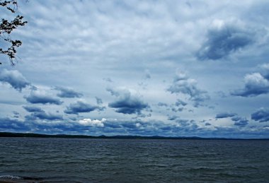 bulutlu bir akşam göl üzerinde ağır gri bulutlar