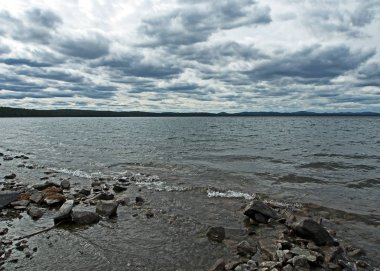 bulutlu bir akşam göl üzerinde ağır gri bulutlar