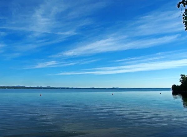 Vista de la orilla opuesta del tranquilo lago de la mañana —  Fotos de Stock