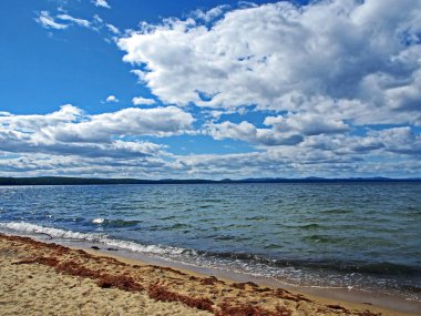 sabahın erken saatlerinde gölün üzerinde mavi gökyüzünde beyaz bulutlar