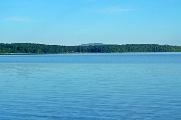 Vue sur la rive opposée du lac calme du matin — Photo