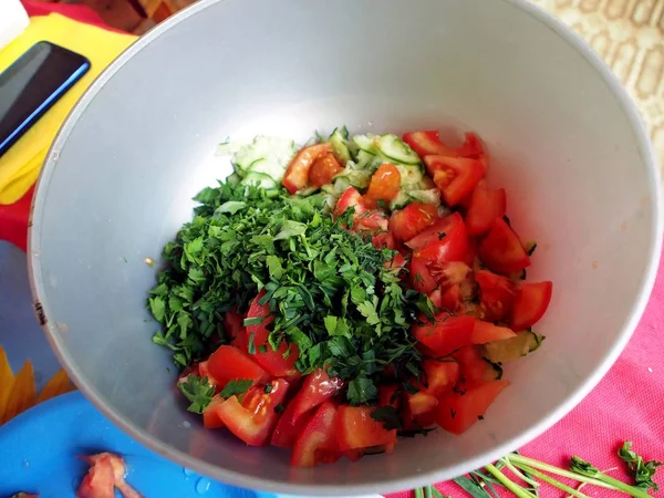 Cortado para tomates de salada, pepino, cebola em uma chapa — Fotografia de Stock